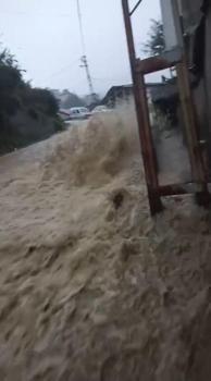 Beykoz’da sağanak sonrası caddeyi su bastı