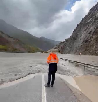 Erzincan’da sağanak sele neden oldu; Erzurum kara yolu tek yönlü ulaşıma kapatıldı