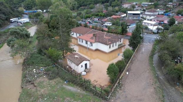 Eyüpsultan'da dere taştı, ev ve iş yerlerini su bastı, yol çöktü / Havadan görüntüler