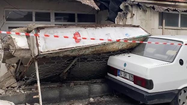 Küçükçekmece’de evin duvarı park halindeki aracın üzerine devrildi
