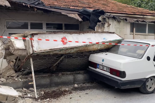 Küçükçekmece’de evin duvarı park halindeki aracın üzerine devrildi