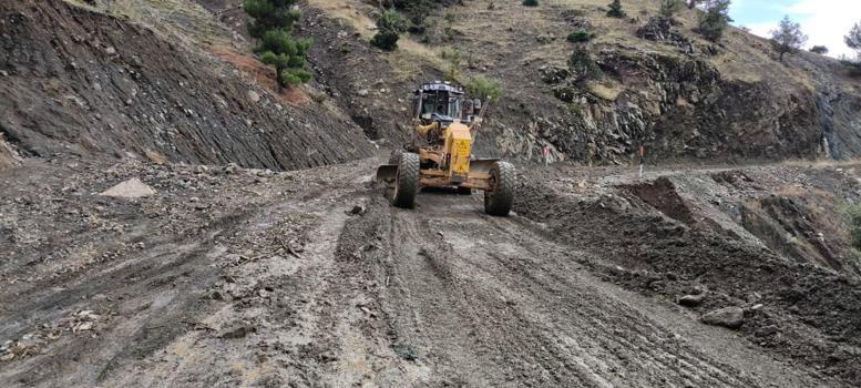 Kayseri’de kış öncesi kırsal yollarda kar direkleri dikim çalışması yapıldı