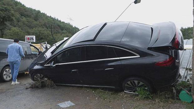 Ayazağa'da sel nedeniyle aracında mahsur kalan sürücü: Araç 1 kilometre sürüklendi