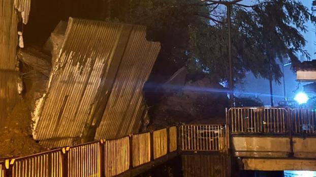 Zonguldak'ta istinat duvarı çöktü: 3 araç hasar gördü