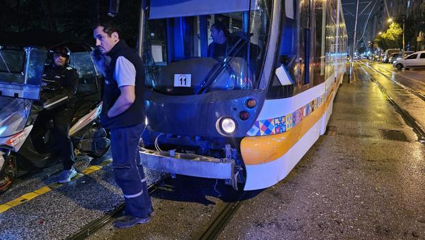 Eskişehir’de tramvayla otomobil çarpıştı; 2 yaralı