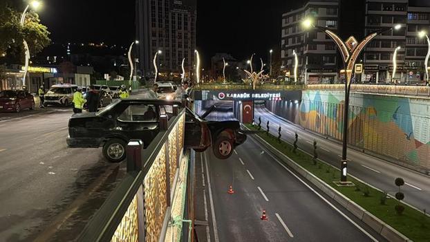 Köprü korkuluklarına çarpan otomobil askıda kaldı