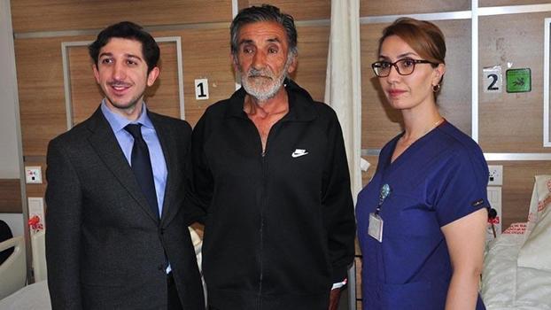 Cebinde taşıdığı iple ayağını kaldırıyordu, ameliyattan bir gün sonra yürüdü