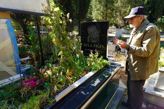 Haftanın 3 günü eşinin mezarını ziyaret edip, ona sevdiği kitapları okuyor