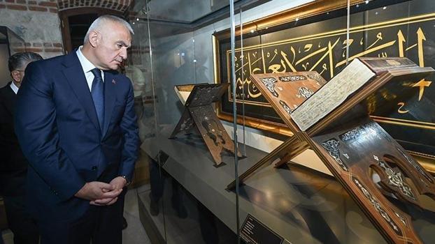 Hattat Mehmet Özçay, Mushaf-ı Şerif'in el yazması aslını TÜYEK'e bağışladı