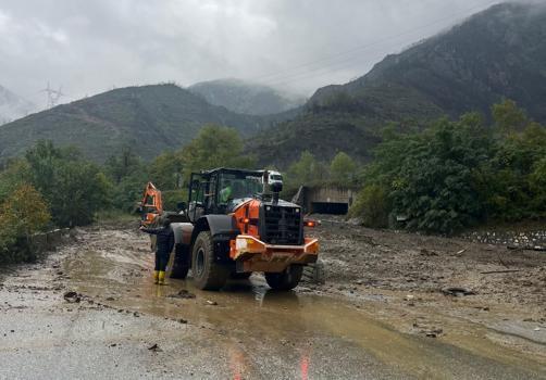 Sakarya'da heyelan nedeniyle 2 mahalleye ulaşımın sağlandığı yol kapandı