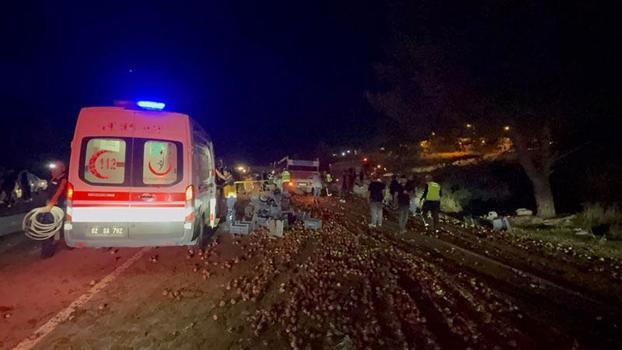 Traktörlele kamyonet çarpıştı; 1 ölü, 1 yaralı