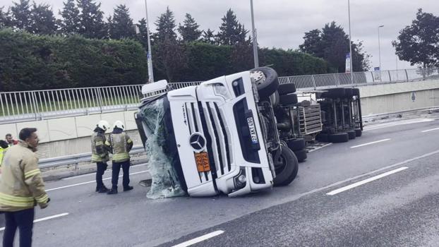 Bakırköy'de tanker devrildi; sızıntı nedeniyle yol kapatıldı