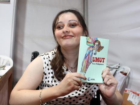 Yürüme engelli Esra, hayat hikayesini kitabı ‘Umut’ta anlattı