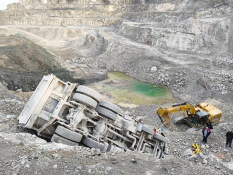 Taş ocağı sahasında devrilen kamyonun şoförü yaralandı