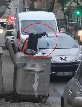 Tartıştığı kocasının otomobiline çekiçle zarar verdi