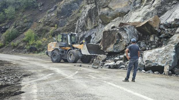 Artvin'de heyelan nedeniyle köy yolu ulaşıma kapandı