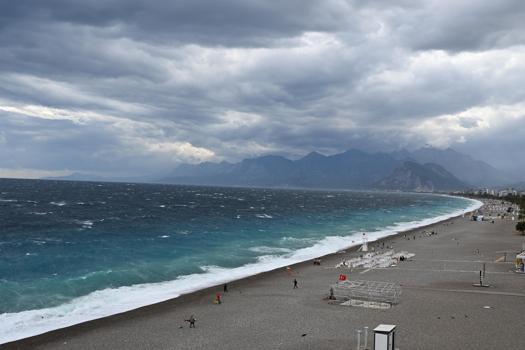 Antalya'da kuvvetli rüzgar ve sağanak etkili oldu