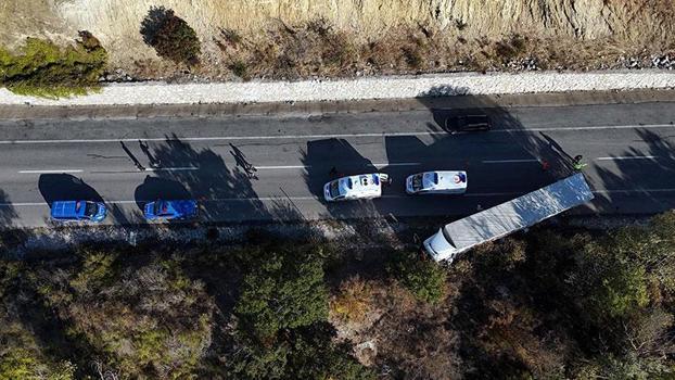 Kamyonet, karşı şeride geçen TIR'a çarpıp devrildi; 4 yaralı