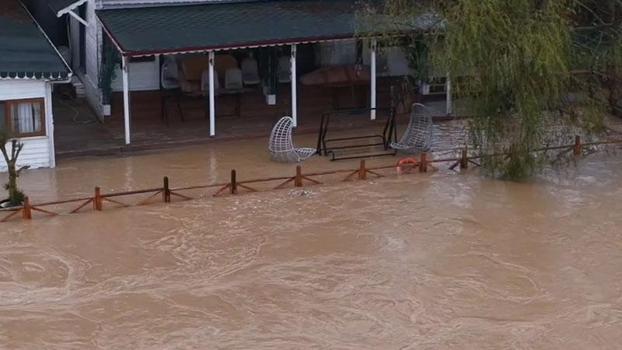 Ağva'da dere taştı; yollar, tarım arazileri ve evler su içinde kaldı