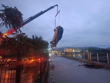 Çorum'da yolda oluşan çukura otomobil düştü