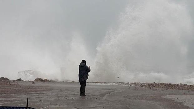 Amasra'da fırtına; dalga boyu 6 metreye ulaştı