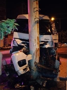 Kızıltepe’de elektrik direğine çarpan kamyonun şoförü yaralandı