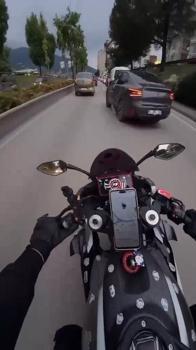 Şerit değiştiren araçtan motosikletiyle kaçarken başka otomobile çarptı