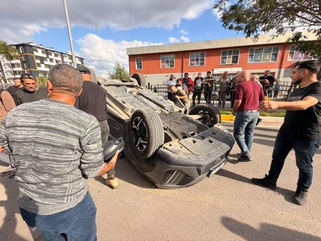 Tunceli’de park halindeki araca çarpan otomobil takla attı