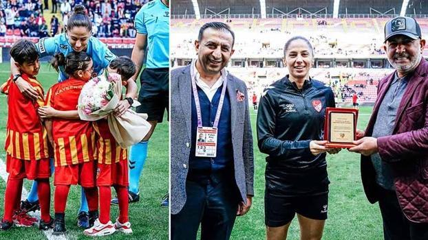 Kayserispor - Batman Petrolspor maçı öncesi hakem Albayrak’a çiçek verildi