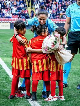 Kayserispor - Batman Petrolspor maçı öncesi hakem Albayrak’a çiçek verildi