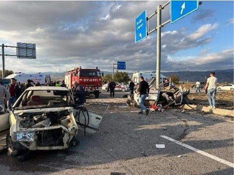Çorum'da iki otomobil çarpıştı: 7 yaralı