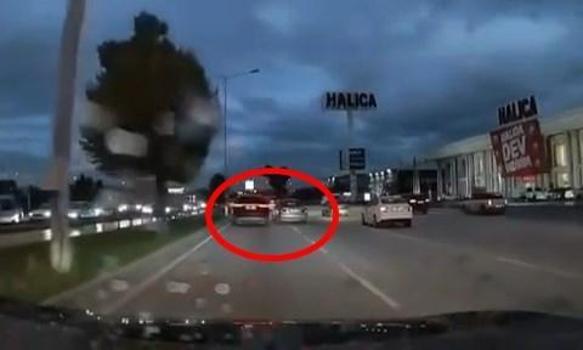 Bursa'da trafikte 2 sürücünün yol verme tartışması kamerada