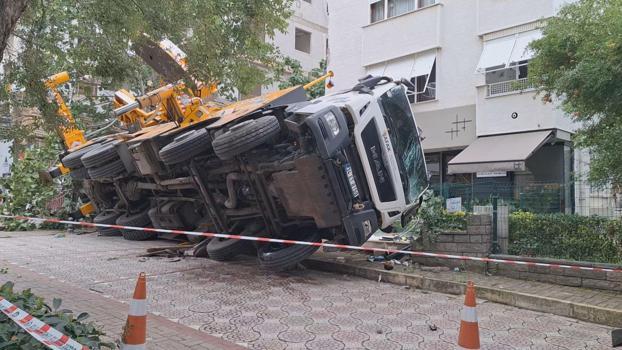 Kadıköy'de devrilen vinç 11 katlı binaya çarptı -1