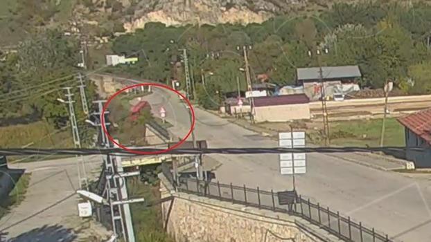 Servis minibüsünün dereye uçtuğu kaza kamerada; 9 yaralı
