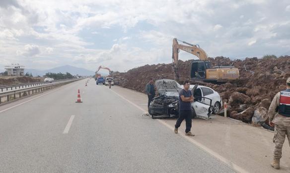 Bariyerlere çarpan otomobilin sürücüsü yaralandı