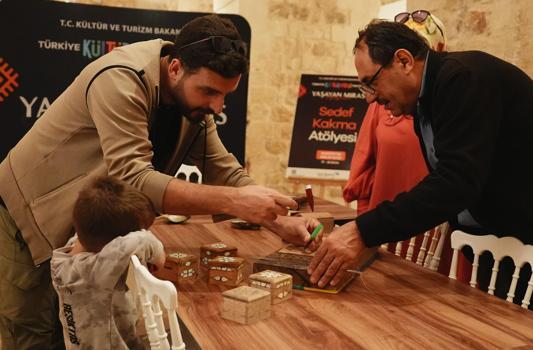 Mardin Kültür Yolu Festivali’nde sedef kakma sanatı tanıtıldı