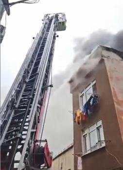 Fatih'te 3 katlı binanın terasında yangın; alevler bitişikteki binanın çatısına sıçradı