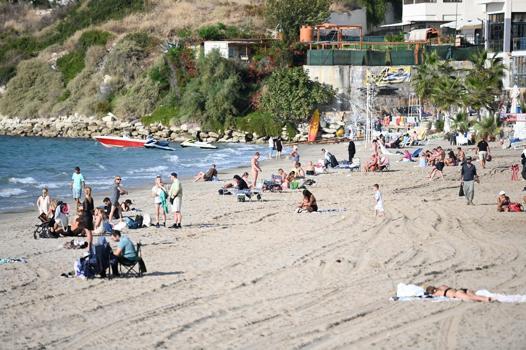 Kuşadası'nda ekim ayında turistlerin deniz keyfi