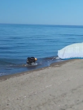 Ordu'da yamaç paraşütçüsü denize indi