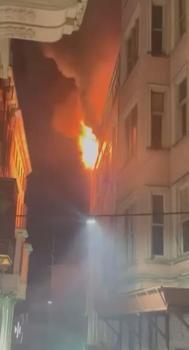 Beyoğlu'nda otelde yangın -1