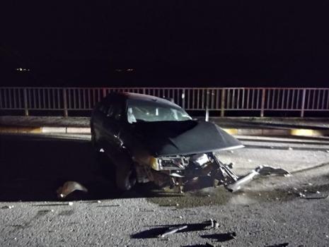 Aydınlatma direğine çarpan otomobilin sürücüsü yaralandı