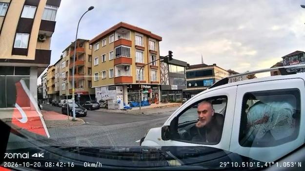 Ümraniye’de trafikte yol verme tartışması; 'Arabanı parçalarım senin'