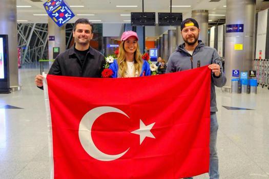 Okyanusları aşan Eda, İzmir'e döndü