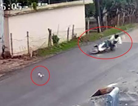 Kediye çarpmamak için manevra yaptığı motosikleti devrilen sürücü yaralandı
