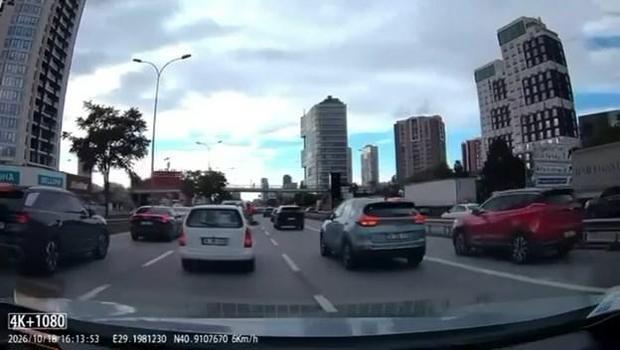Kartal’da emniyet şeridine girmek için otomobilin plakasını söktüler