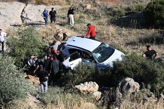 Seyir terasında 30 metreden yuvarlanan otomobilin sürücüsü yaralandı