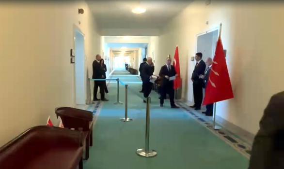 Yeni Partili Emir, Kılıçdaroğlu’nun odasının karşısındaki odasının önüne şerit çektirdi