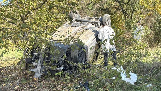 Hafif ticari araç, bahçeye devrildi; eşi öldü, sürücü yaralı
