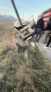 Develi'de  hafif ticari araç aydınlatma direğine çarptı: 1 yaralı