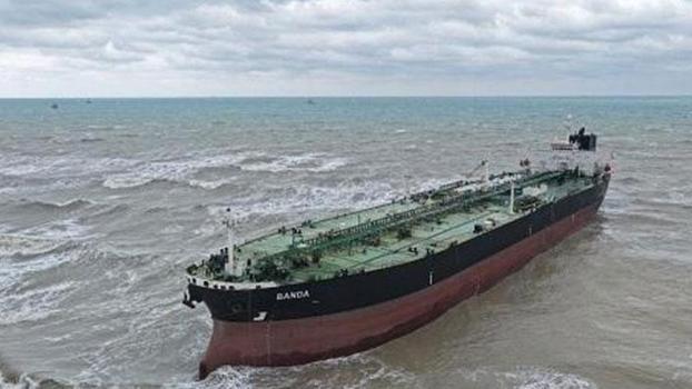 Sarıyer’de karaya oturan tanker kurtarıldı